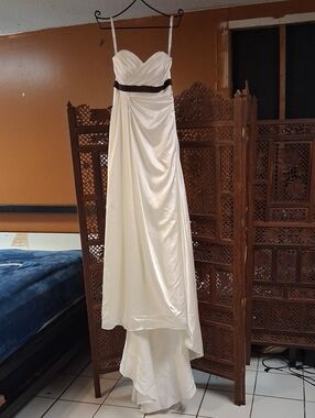 alfred angelo black and white wedding dress Timeless romance from 1984 This vintage 'Bridallure' by Alfred Angelo wedding dress features dreamy lace, balloon sleeves, and a tiered skirt with a small train. Passed down from its original bride (